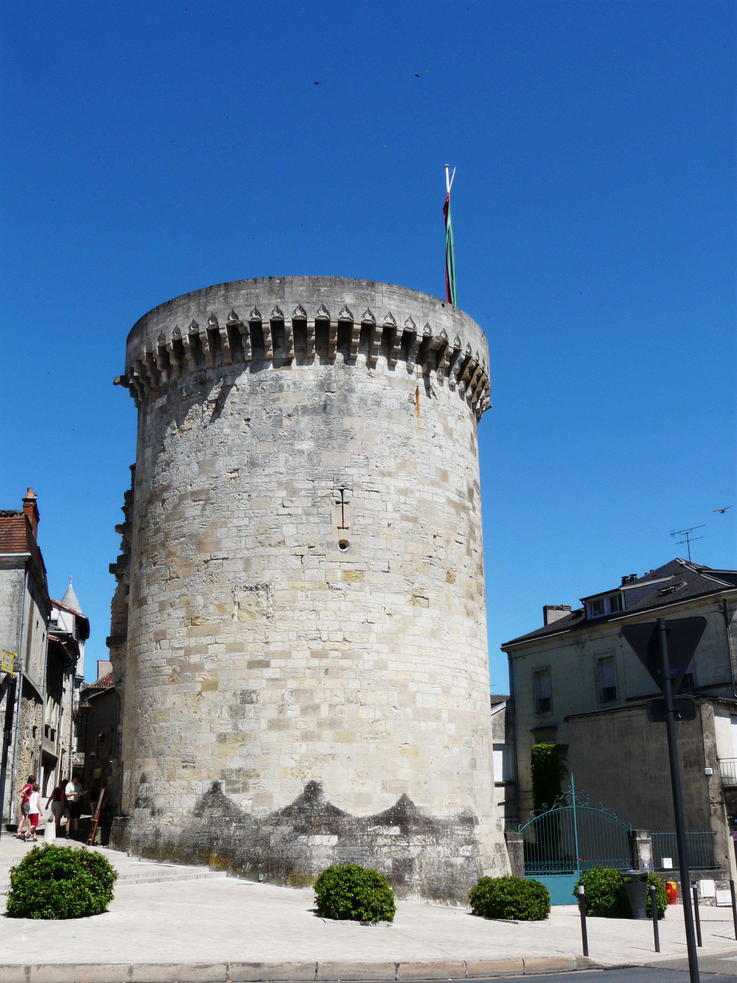 Découvrir : La Tour Mataguerre et son quartier médiéval